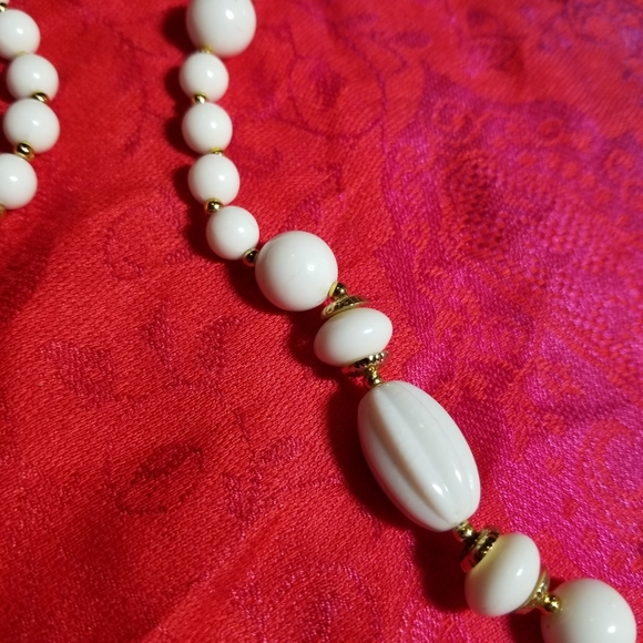 Long vintage necklace white beads gold tone molded ridged - Picture 7 of 14